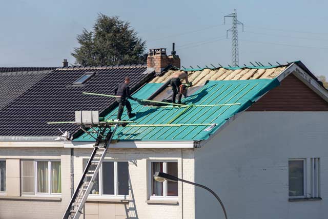 Ouvriers travaillant à l'isolation d'un toit