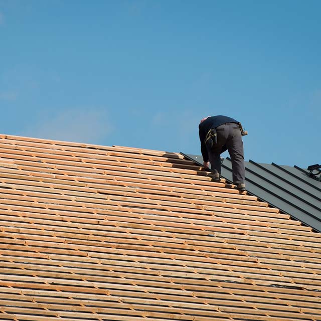 Couvreur travaillant sur la couverture du toit